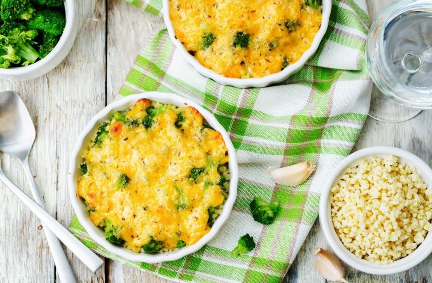 Herzhafter Brokkoliauflauf mit Bechamelsauce und Käse überbacken