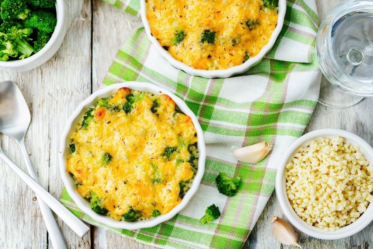 Herzhafter Brokkoliauflauf mit Bechamelsauce und Käse überbacken