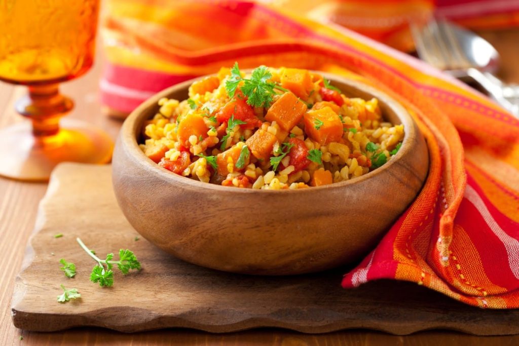 Herzhafter Bulgur mit Kürbis und Tomaten