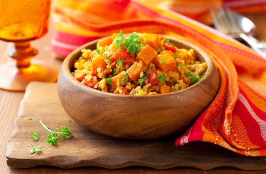 Herzhafter Bulgur mit Kürbis und Tomaten