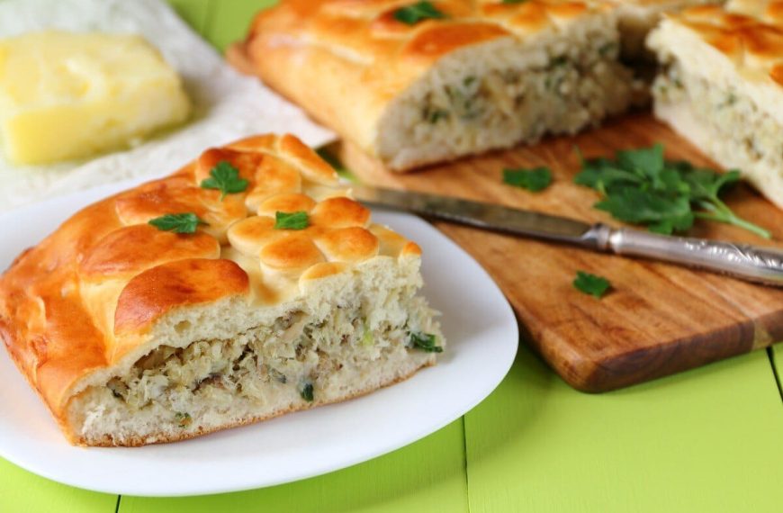 Herzhafter Fischkuchen aus Hefeteig mit Zwiebeln und Kräutern