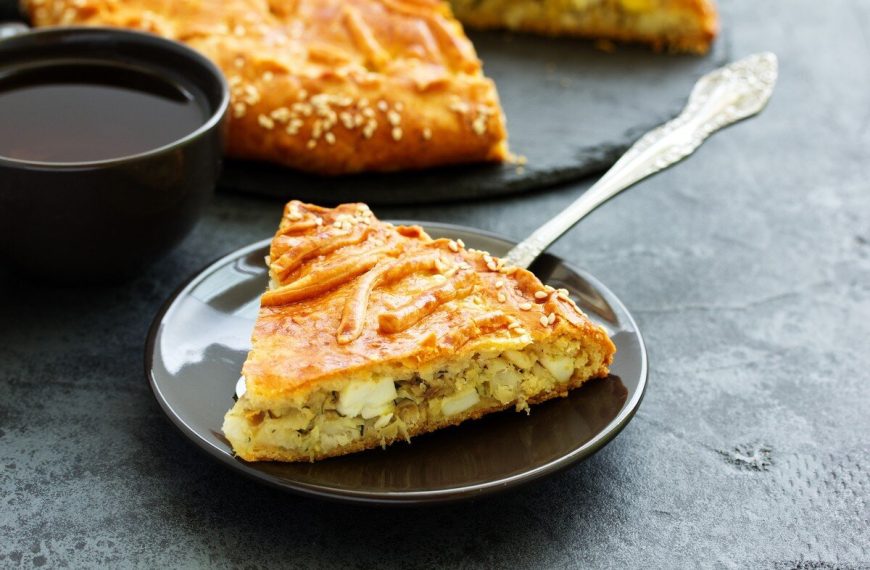 Herzhafter Fischkuchen mit Eiern und Zwiebeln