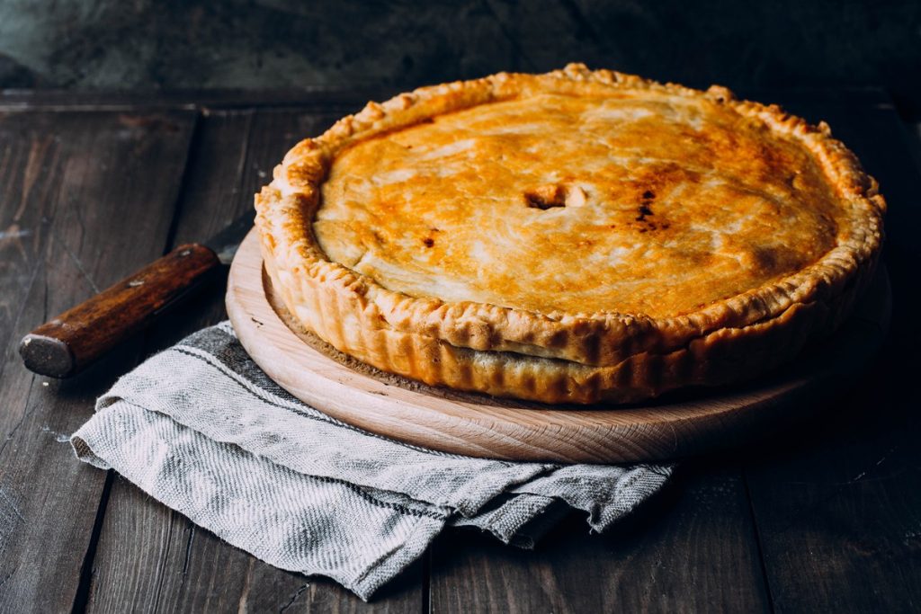 Herzhafter Fleischkuchen mit Kartoffeln und Zwiebeln