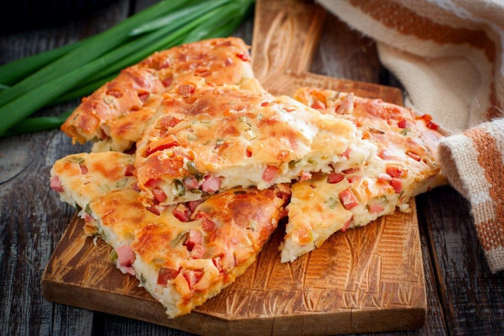 Herzhafter Fleischkuchen mit Wurst