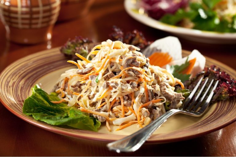 Herzhafter Fleischsalat mit Schweinefleisch, Karotten und Rettich