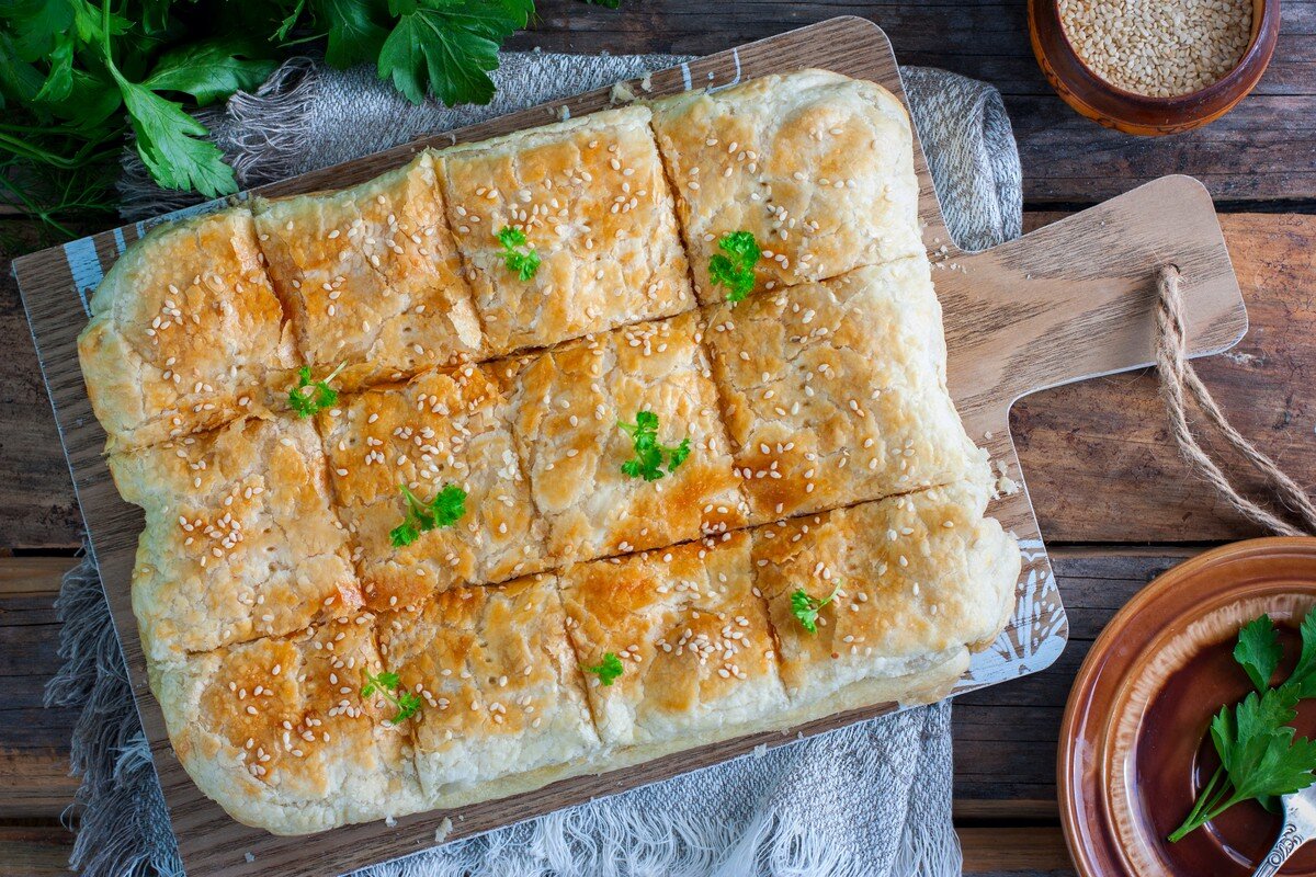 Herzhafter Gemüsekuchen mit Weißkohl, Kräutern und Blätterteig