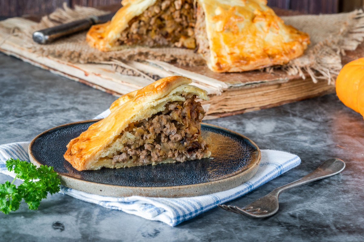 Herzhafter Hackfleischkuchen mit Äpfeln und Pflaumen