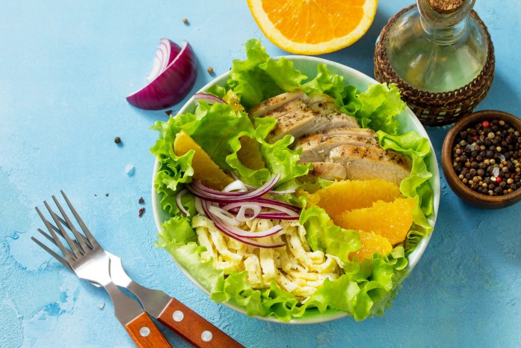 Herzhafter Hähnchensalat mit Eierpfannkuchen und Orangen