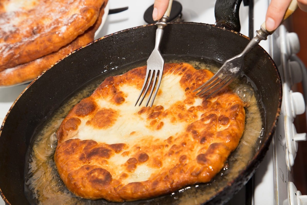 Herzhafter Kartoffelkuchen mit Käse und Mayonnaise aus der Pfanne