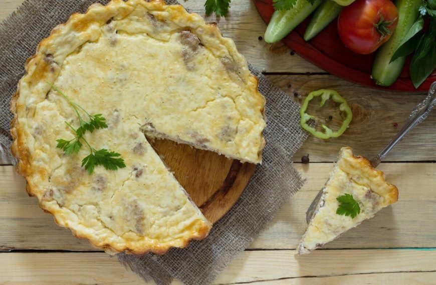 Herzhafter Kartoffelkuchen mit Zwiebeln, Käse und Champignons