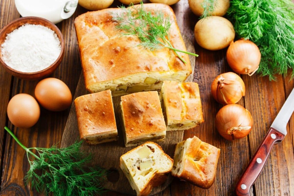 Herzhafter Kartoffelkuchen mit Zwiebeln und Fischkonserven