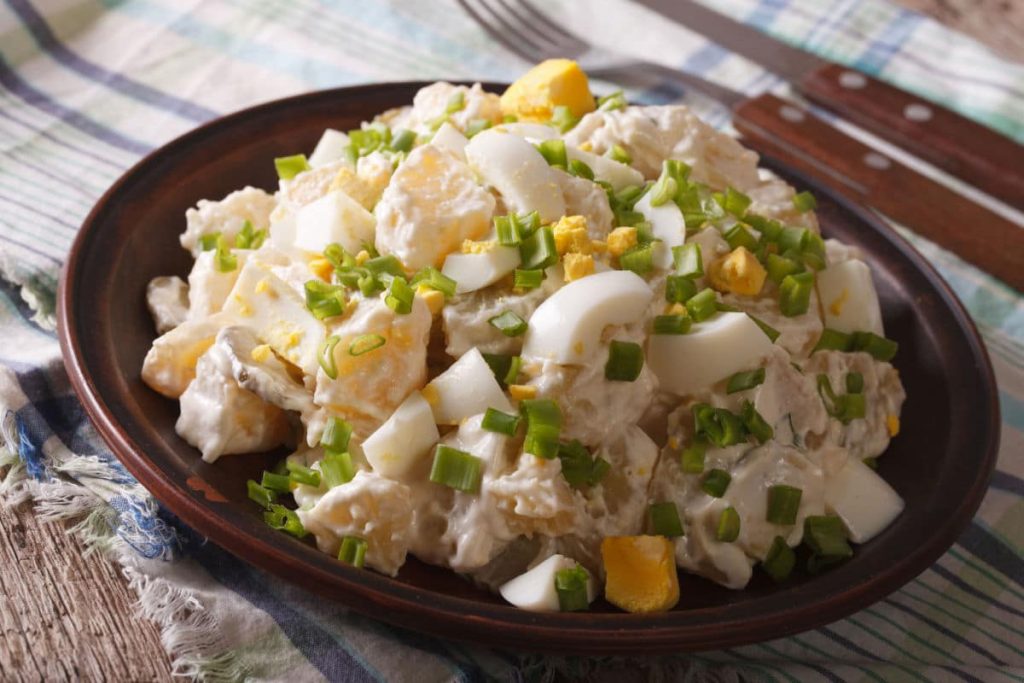 Herzhafter Kartoffelsalat mit Gewürzgurken und Eiern