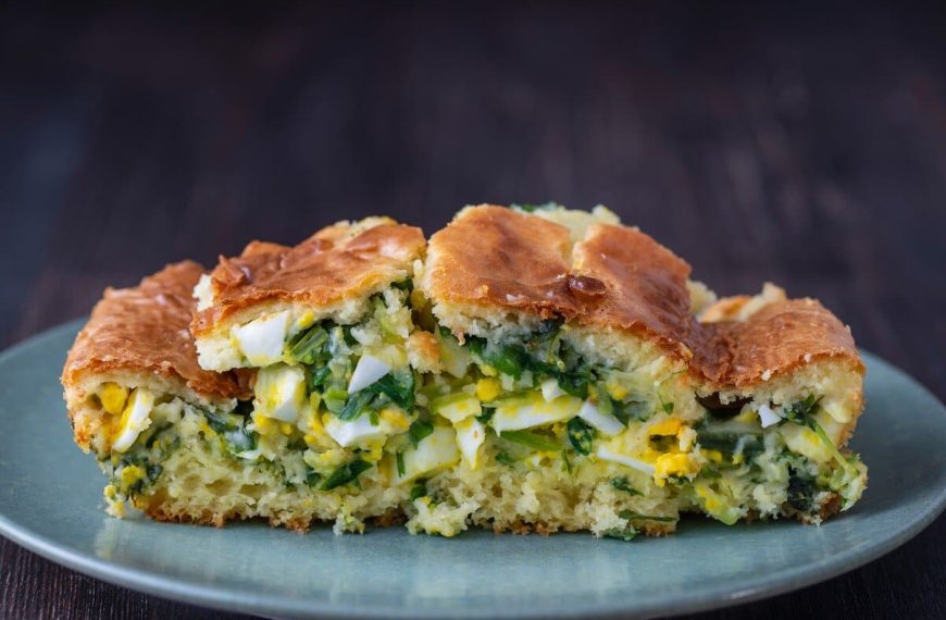 Herzhafter Kuchen mit Bärlauch, Eiern und Kräutern