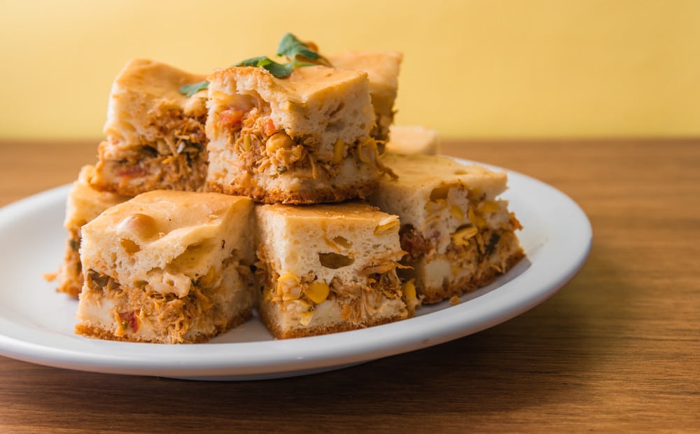 Herzhafter Kuchen mit Hähnchenbrust und Mais