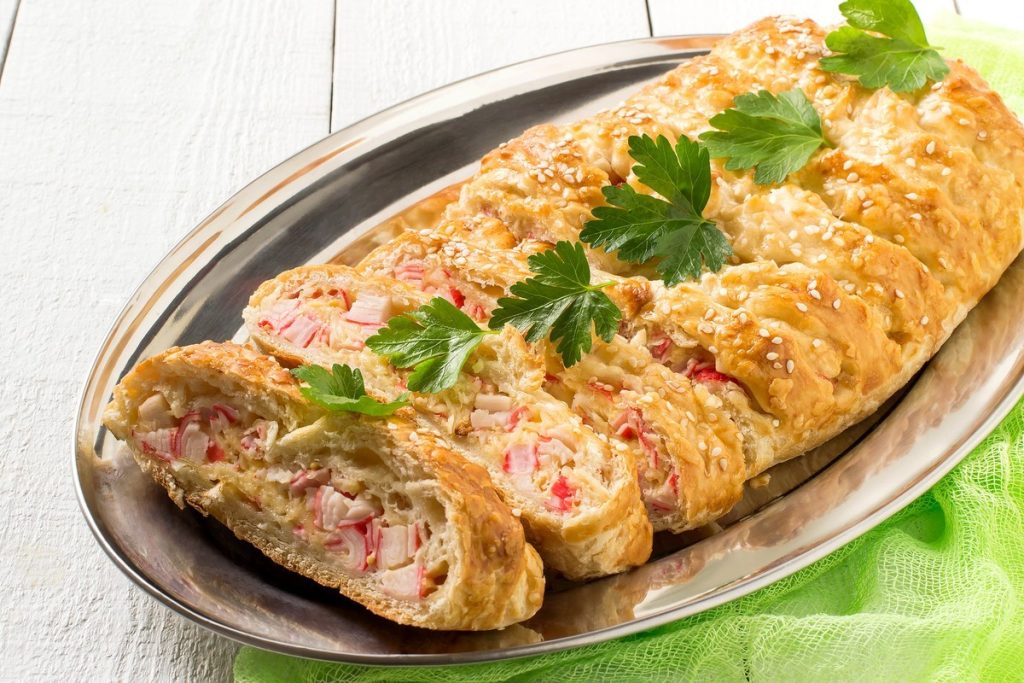 Herzhafter Kuchen mit Krabbenstäbchen