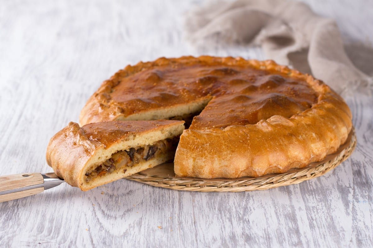 Herzhafter Kuchen mit Weißkohl und Champignons