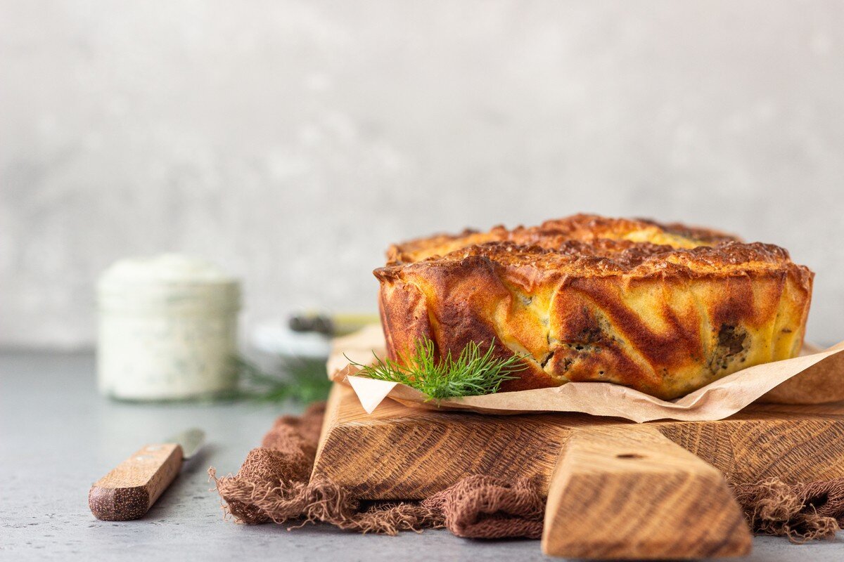 Herzhafter Kuchen mit gebratenen Champignons und Zwiebeln