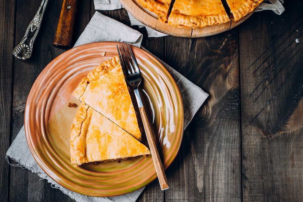 Herzhafter Kürbiskuchen mit Hähnchenfilet und Zwiebeln