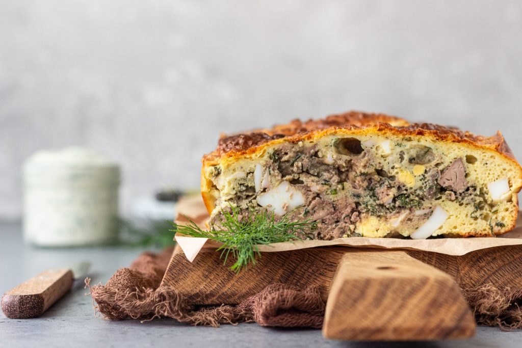Herzhafter Leberkuchen mit Eiern und Zwiebeln