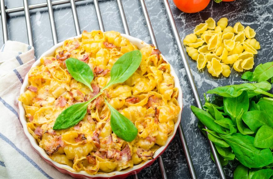 Herzhafter Nudelauflauf mit Käse, Butter und Wurst