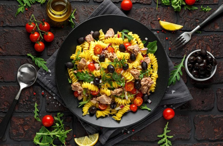 Herzhafter Nudelsalat mit Kirschtomaten, Thunfisch und Oliven