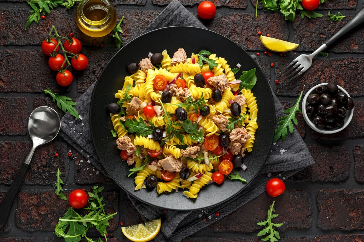 Herzhafter Nudelsalat mit Kirschtomaten, Thunfisch und Oliven