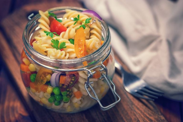 Frischer Spinatsalat mit Mango, Mozzarella und Essig Öl Dressing