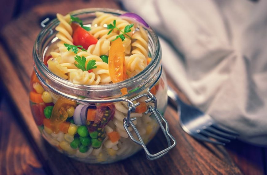 Herzhafter Nudelsalat mit Tomaten, Essig und Senf Dressing