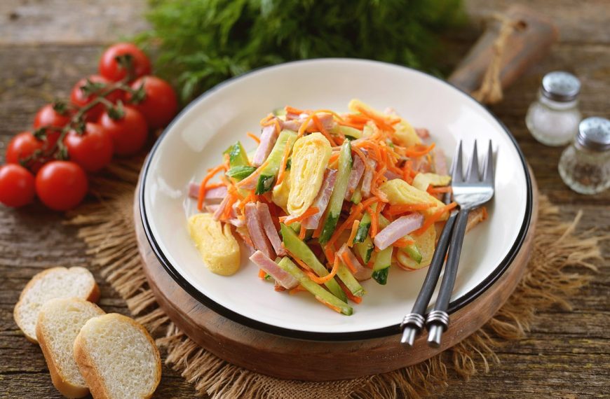 Herzhafter Salat mit koreanischen Karotten, Eierpfannkuchen und Schinken