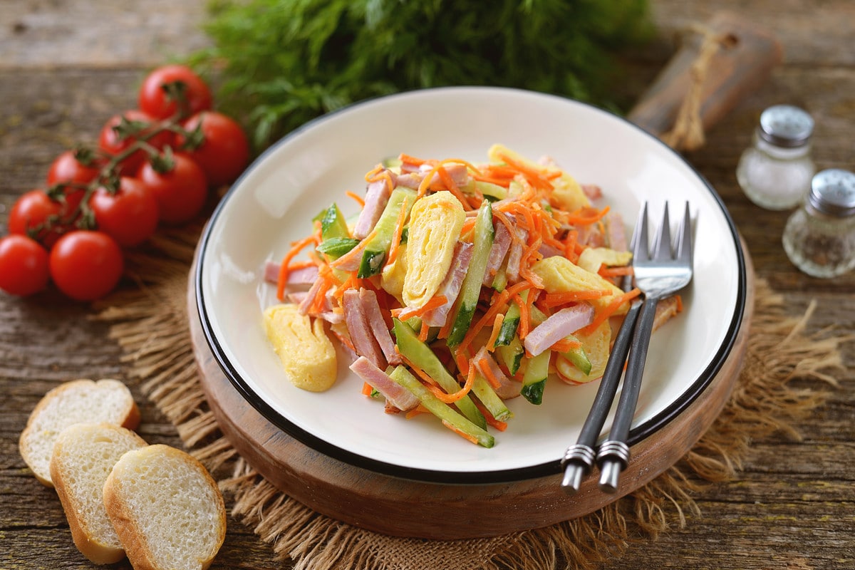 Herzhafter Salat mit koreanischen Karotten