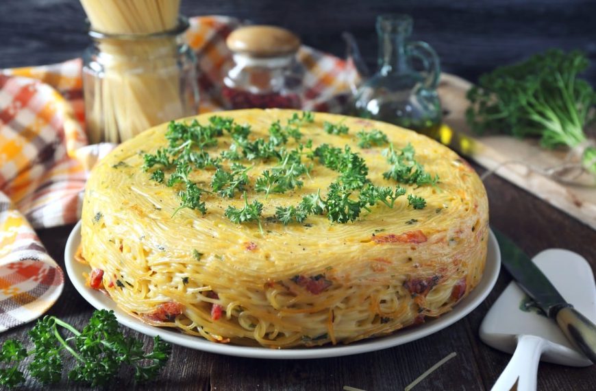 Herzhafter Spaghettikuchen mit Speck und Käse im Ofen