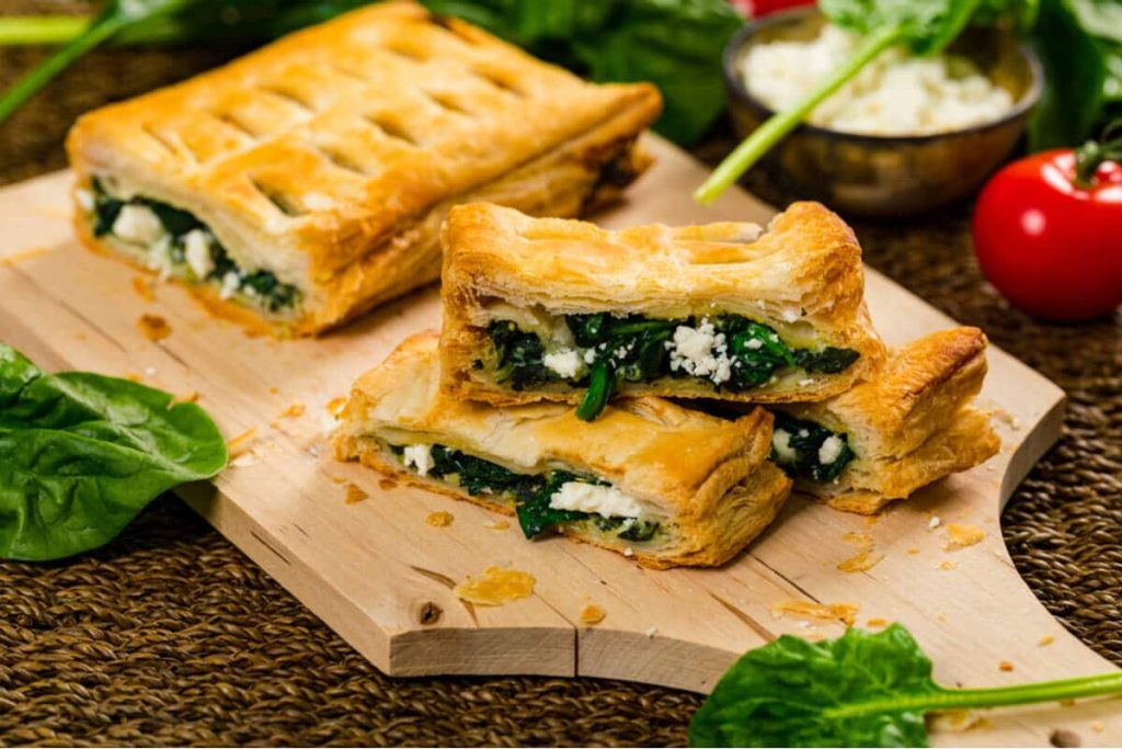 Herzhafter Spinatkuchen aus Blätterteig mit Quark und Käse