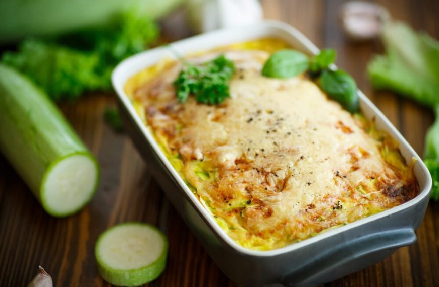 Herzhafter Zucchini Auflauf mit Hähnchen und Tomatensauce