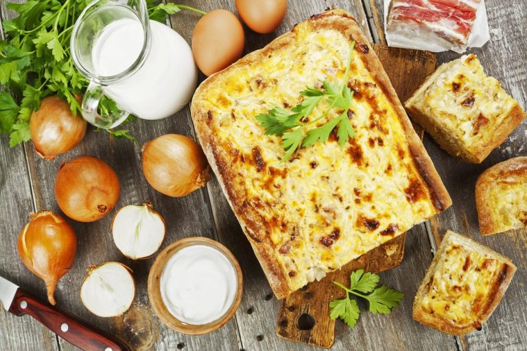 Köstlicher Zwiebelkuchen ohne Hefe mit Käse aus Mürbeteig