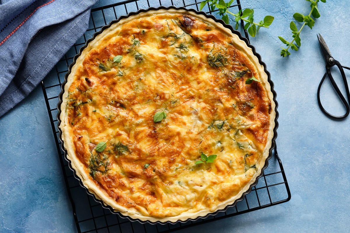 Herzhafter Zwiebelkuchen mit Käse und Sahne