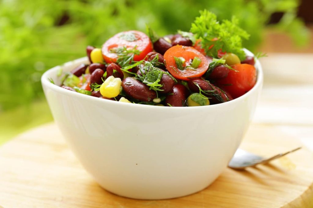 Herzhafter und aromatischer Bohnensalat mit Tomaten und Mais