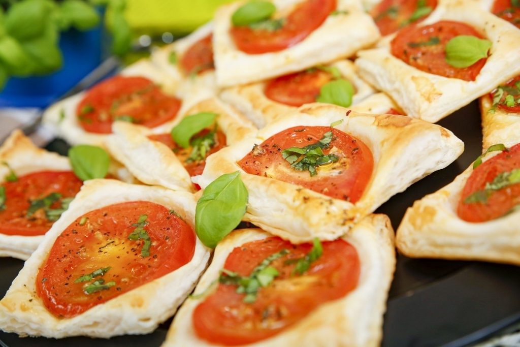 Herzhaftes Blätterteiggebäck mit Tomaten und Basilikum