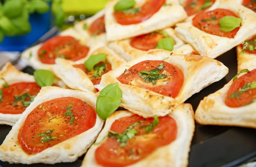 Herzhaftes Blätterteiggebäck mit Tomaten und Basilikum