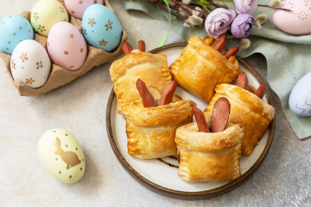 Herzhaftes Ostergebäck mit Würstchen und Käse