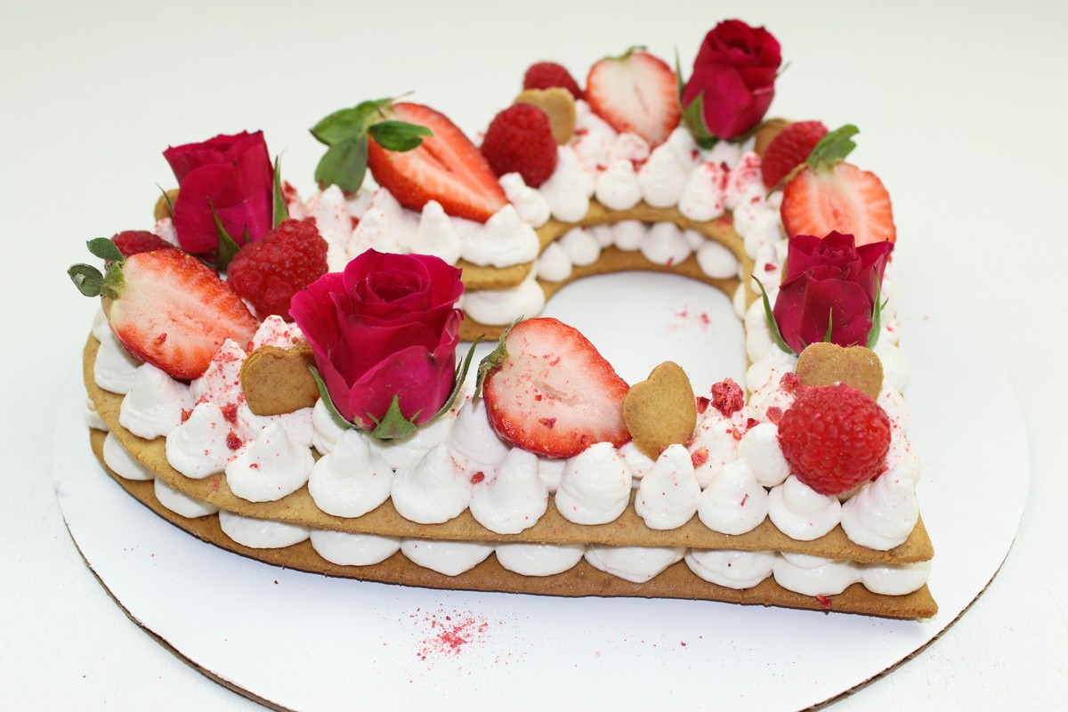 Herztorte mit Sahnecreme zum Muttertag