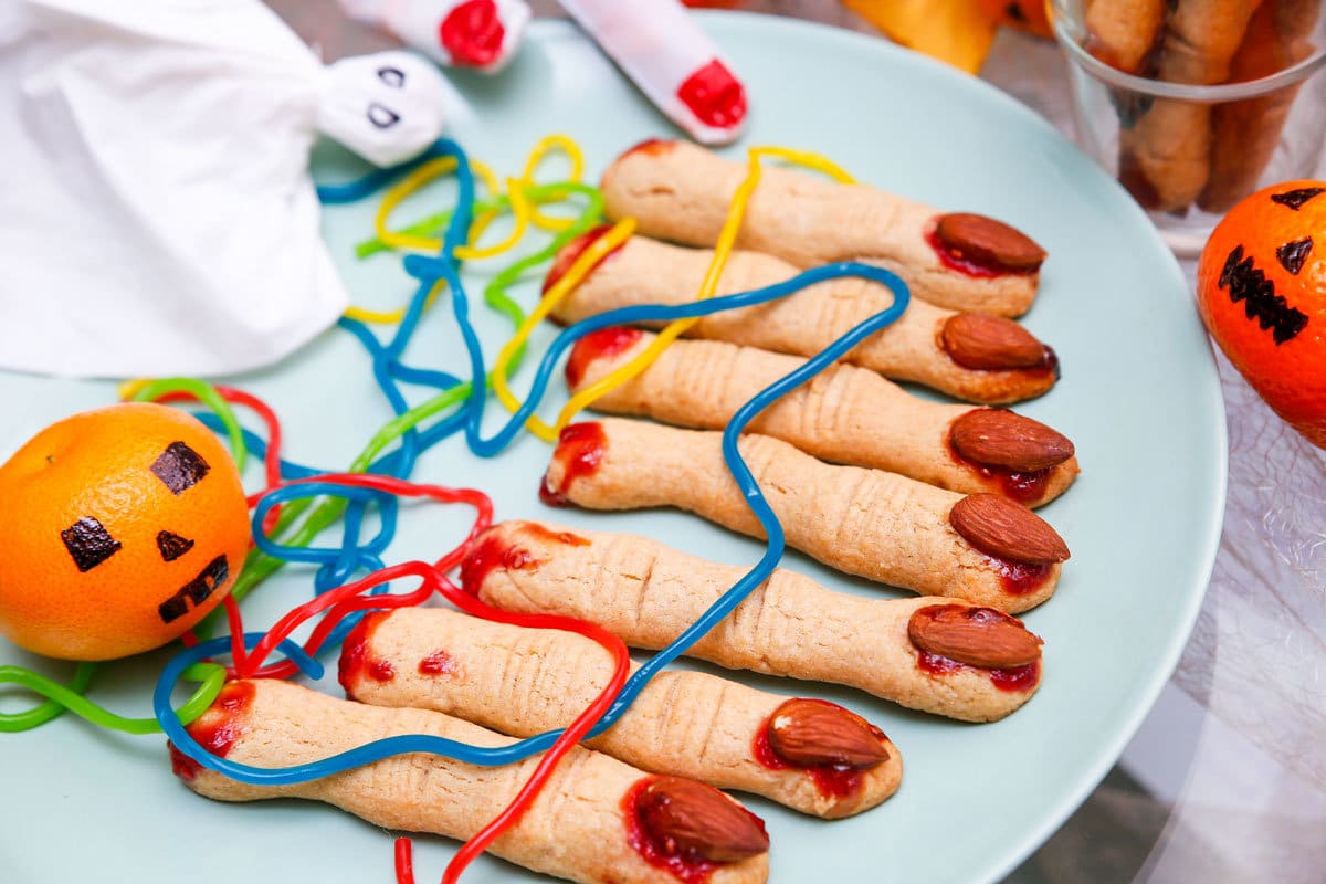 Hexenfinger Kekse mit Mandeln und Marmelade zu Halloween