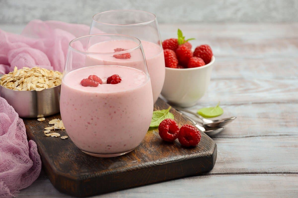 Himbeer Smoothie mit Apfel und Haferflocken zum Frühstück