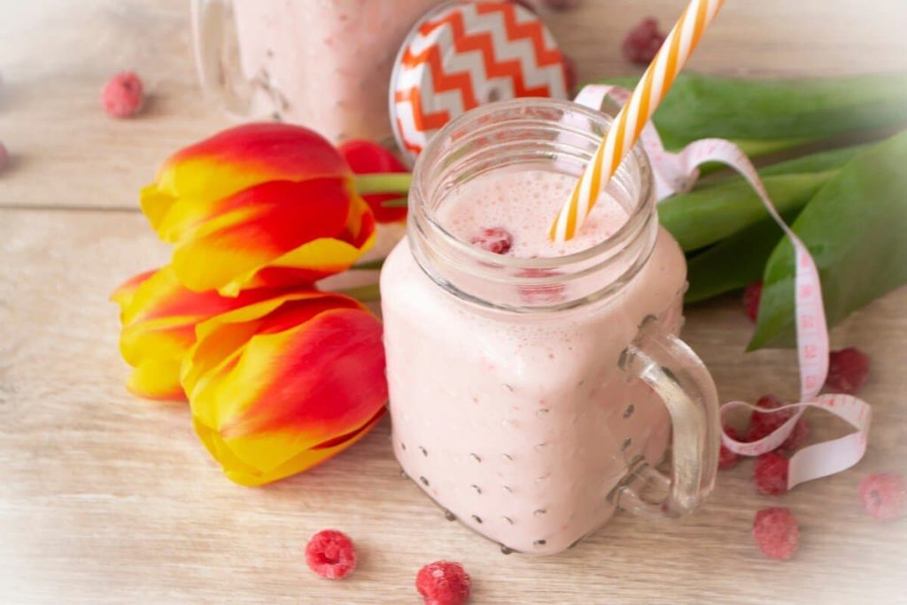 Himbeer Smoothie mit Mandelmilch und Joghurt
