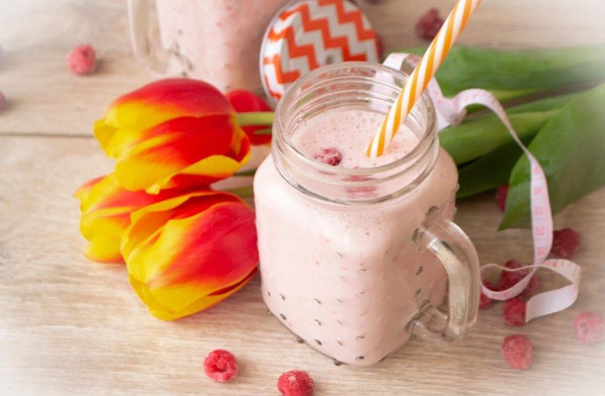 Himbeer Smoothie mit Mandelmilch und Joghurt