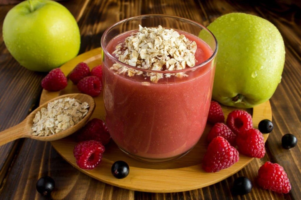 Himbeer Smoothie mit grünem Apfel und Haferflocken