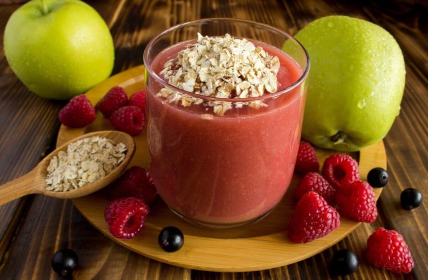 Himbeer Smoothie mit grünem Apfel und Haferflocken