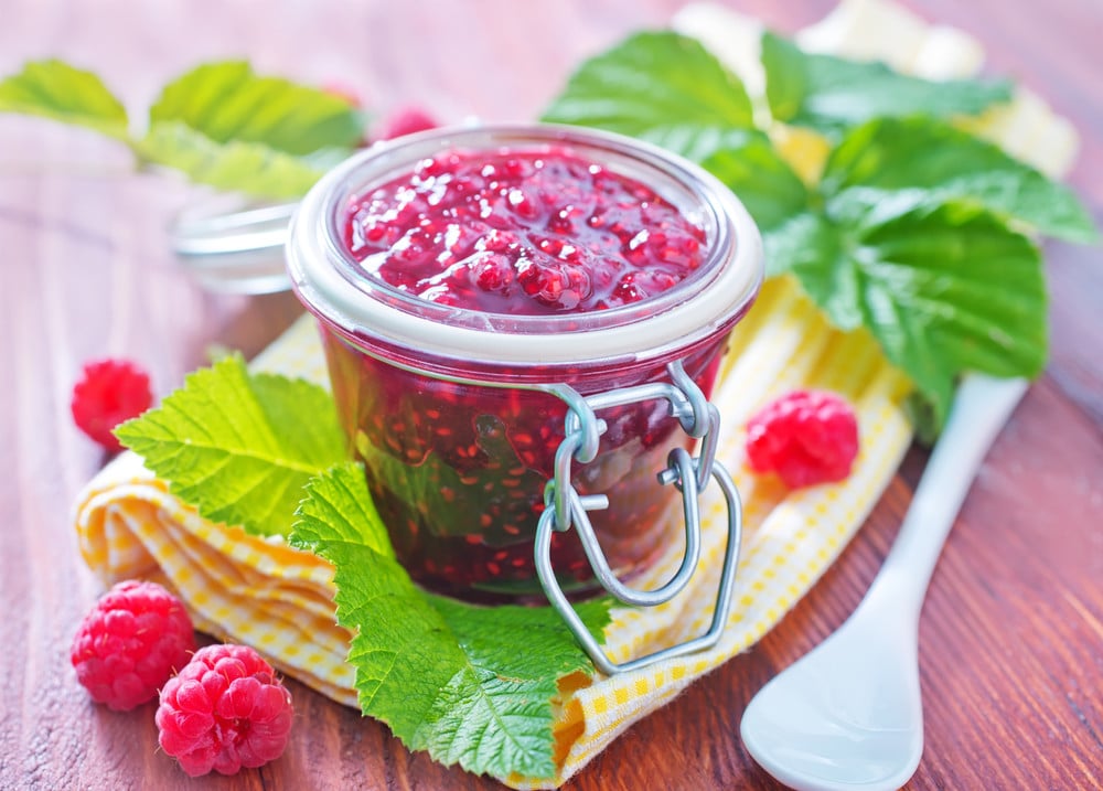 Himbeermarmelade mit roten Johannisbeeren zum Frühstück