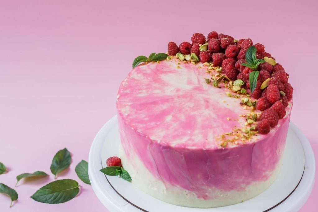 Himbeertorte mit Biskuit und Ganache aus weißen Schokoladencreme