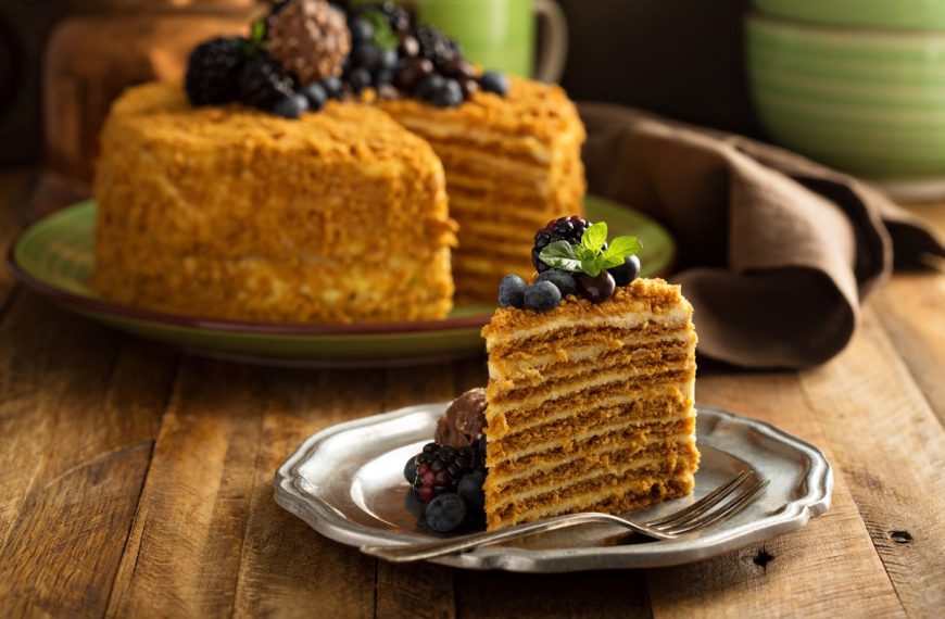 Himmlisch leckere Honigtorte mit Buttercreme und Bananen