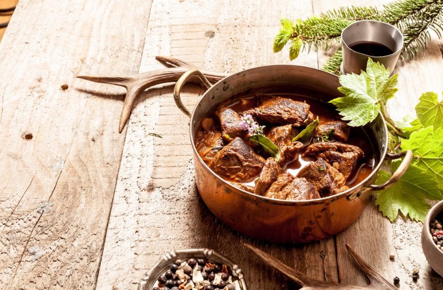 Hirsch Gulasch mit Knoblauch, Zwiebeln und Kräutern